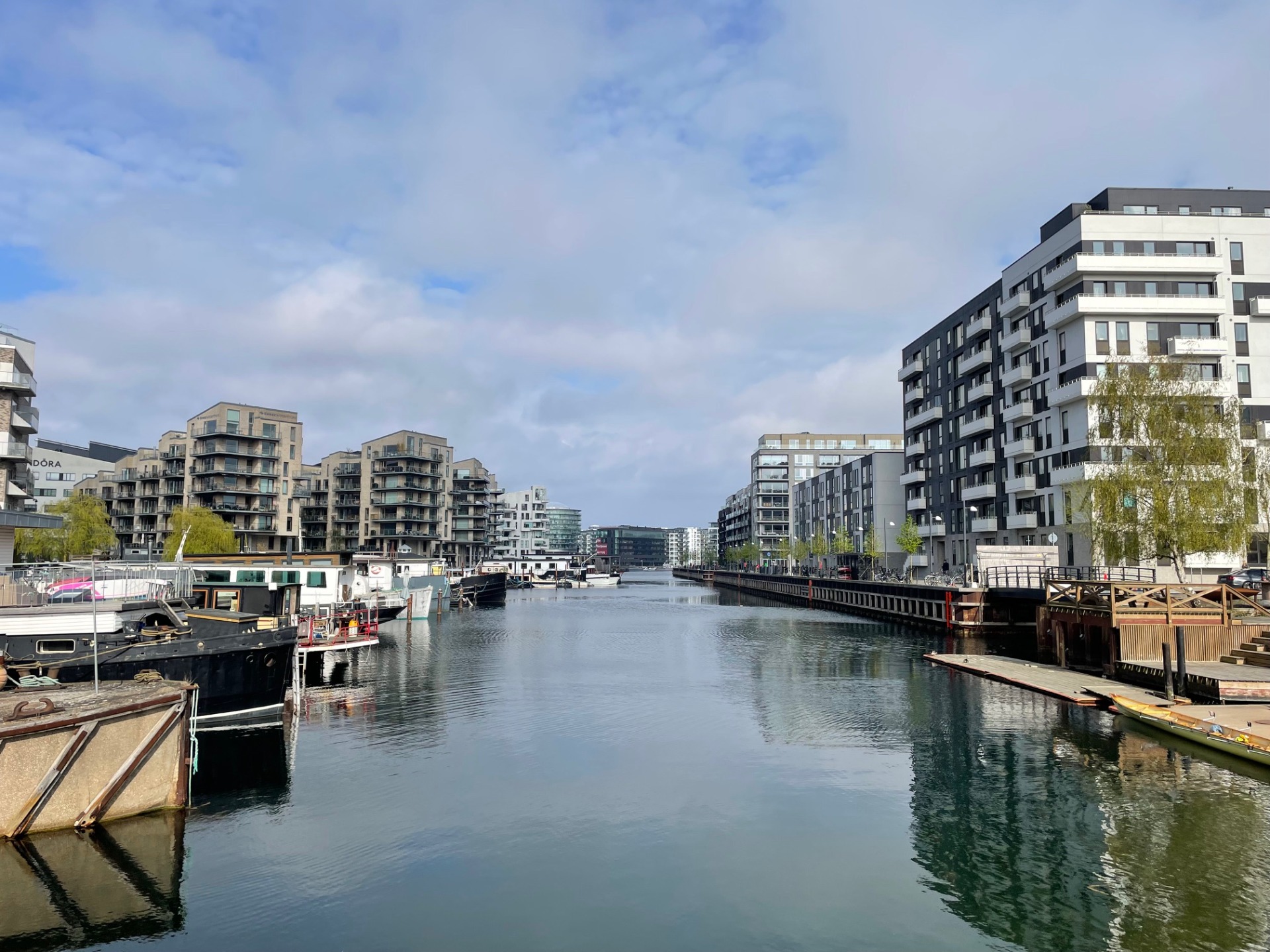 Tømmergraven - an old industrial harbour in Sydhavn, now an attractive residential area with house boats, modern appartments and an active rowing club founded in 1866.